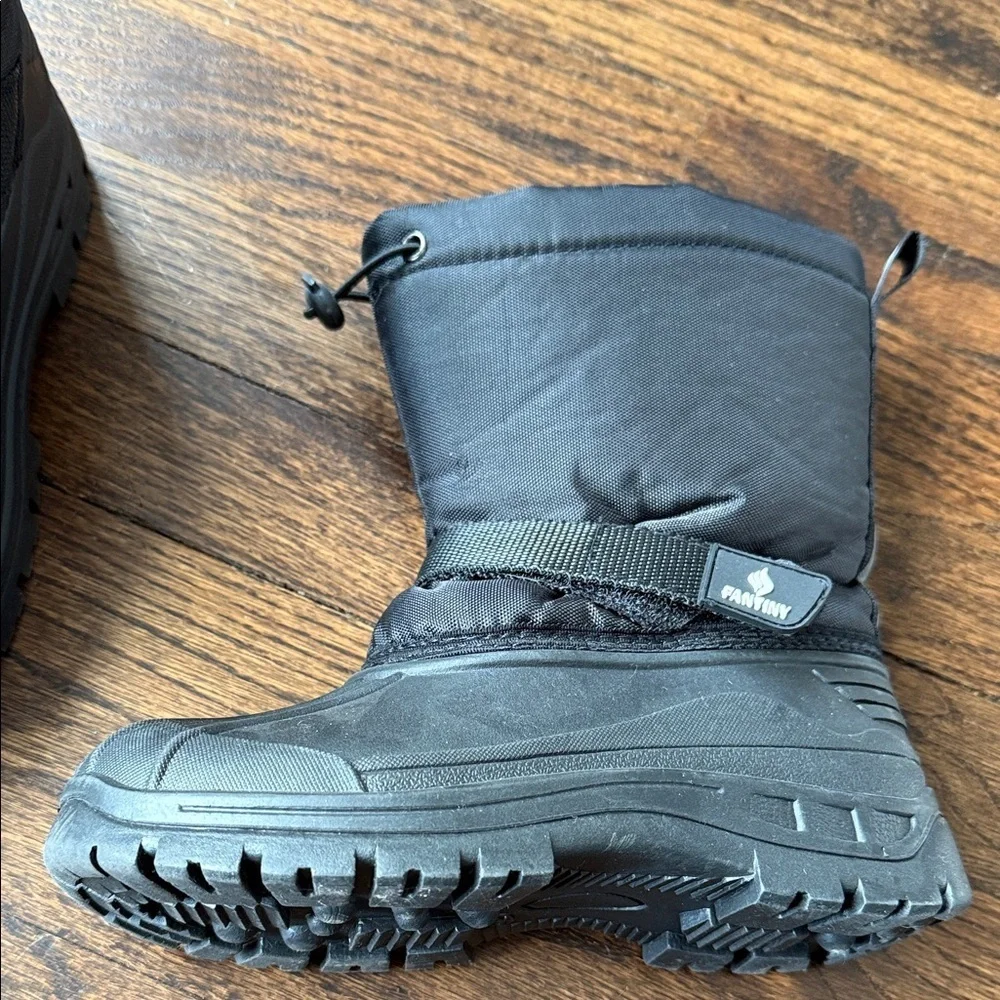Black Winter Snow Boots kids size 32 which is comparable to little kid size 13/1